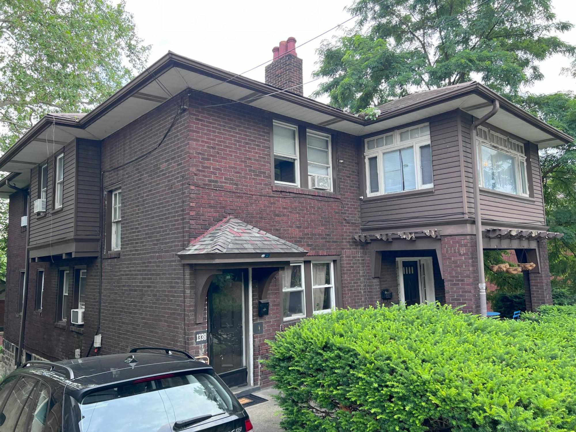 Charming 3 Bedroom In A Tudor-style Apartment *