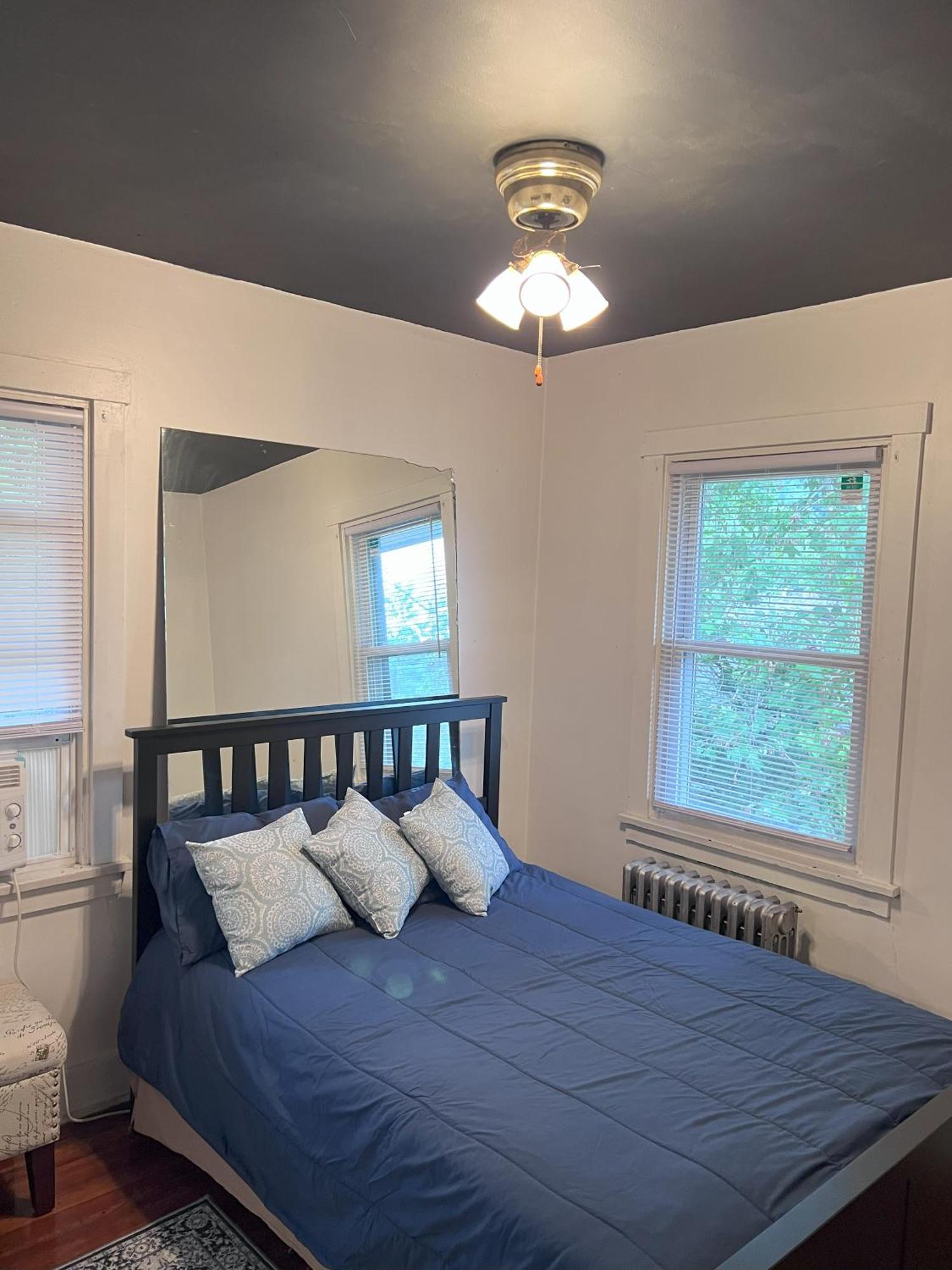Apartment Charming 3 Bedroom In A Tudor-style *
