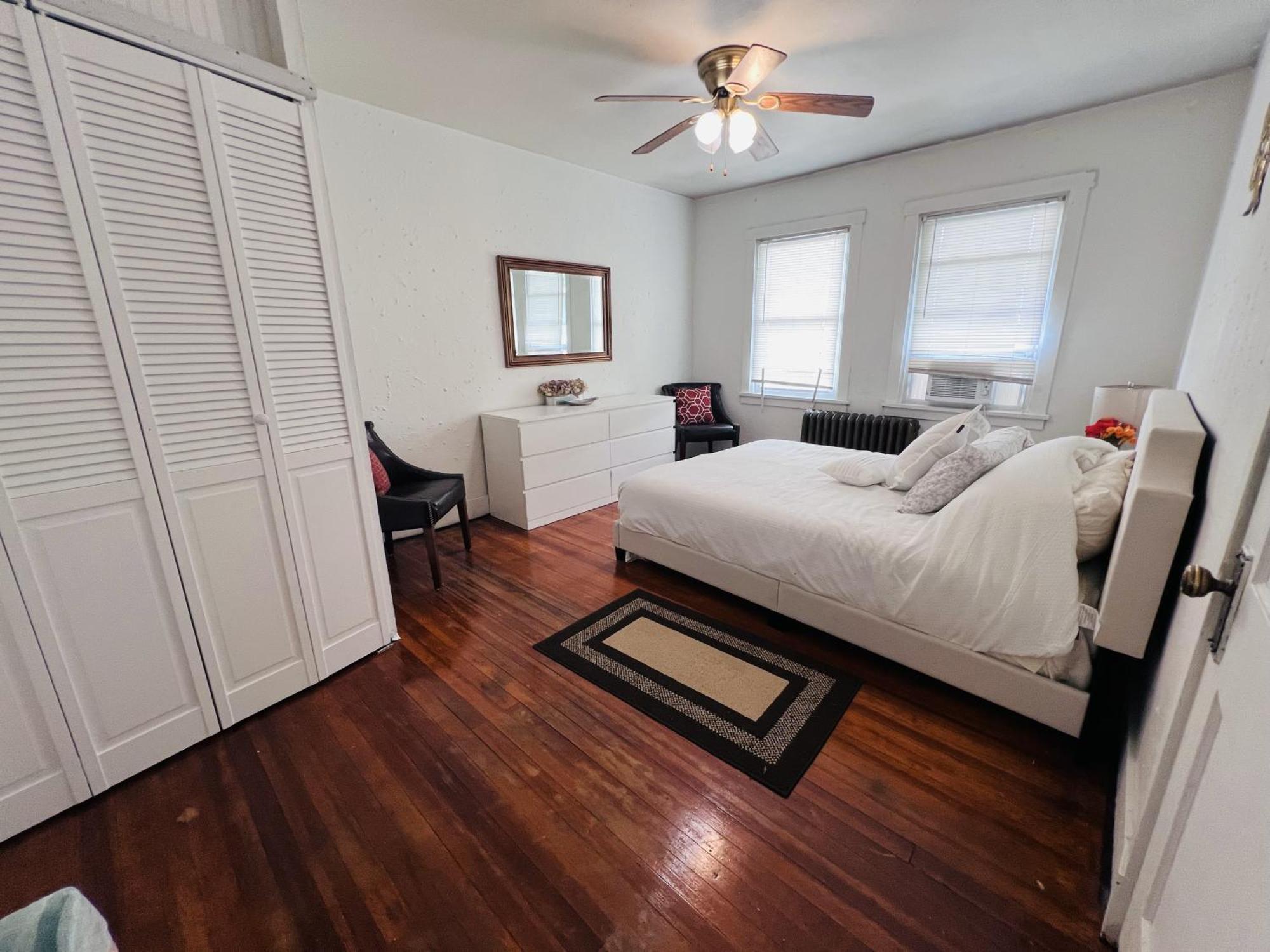 Charming 3 Bedroom In A Tudor-style Apartment *