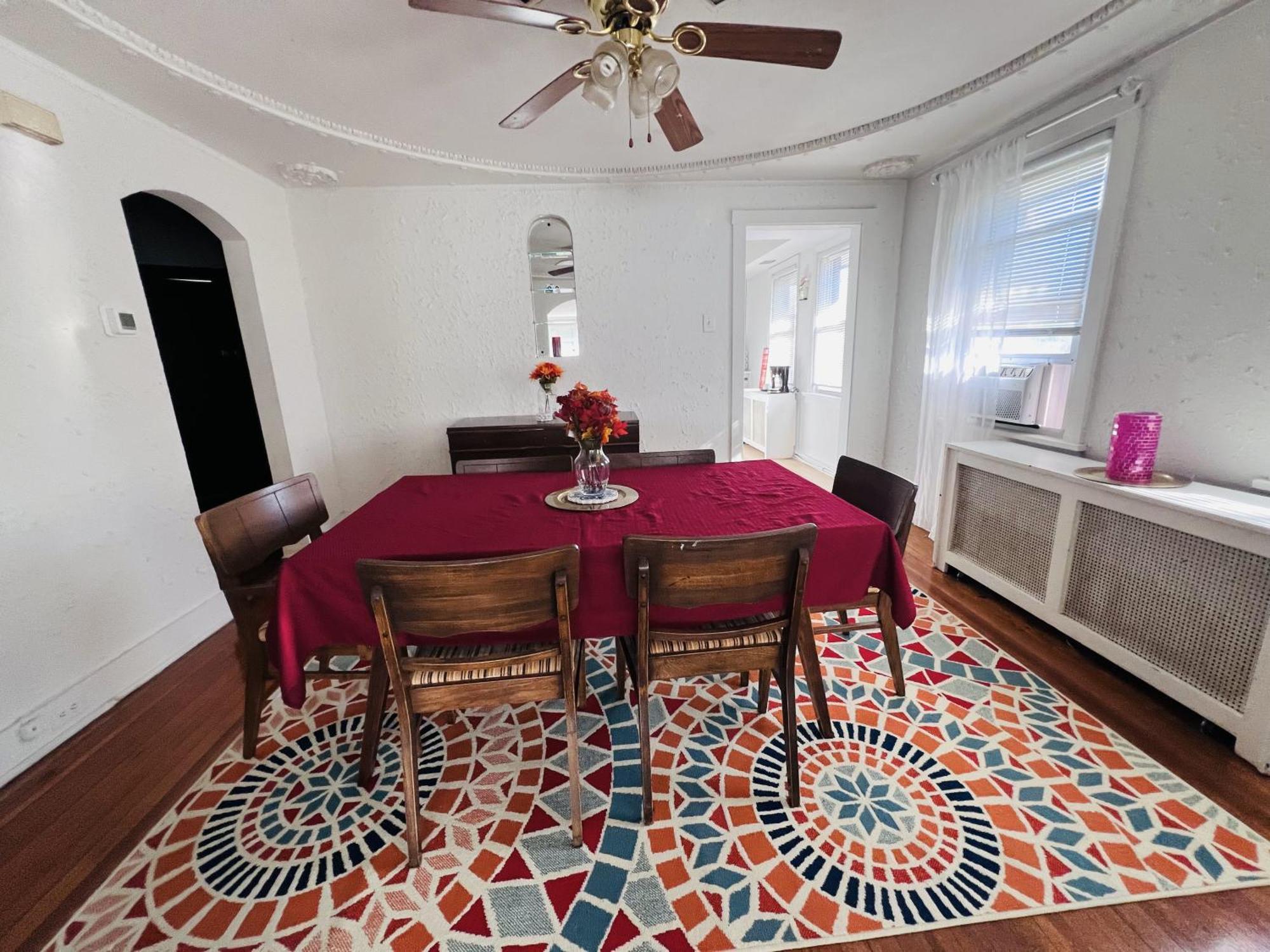 Charming 3 Bedroom In A Tudor-style Apartment