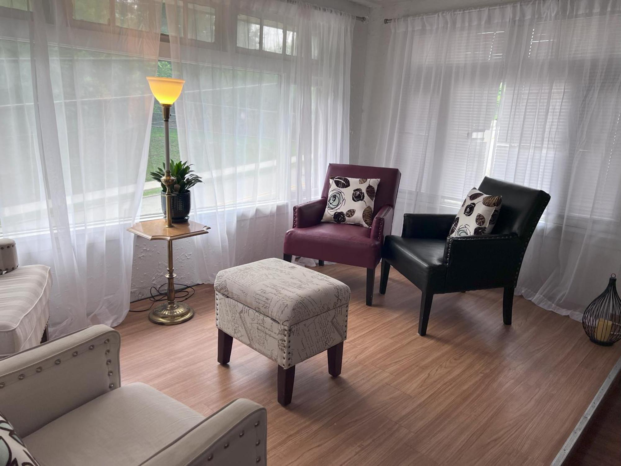 Apartment Charming 3 Bedroom In A Tudor-style *