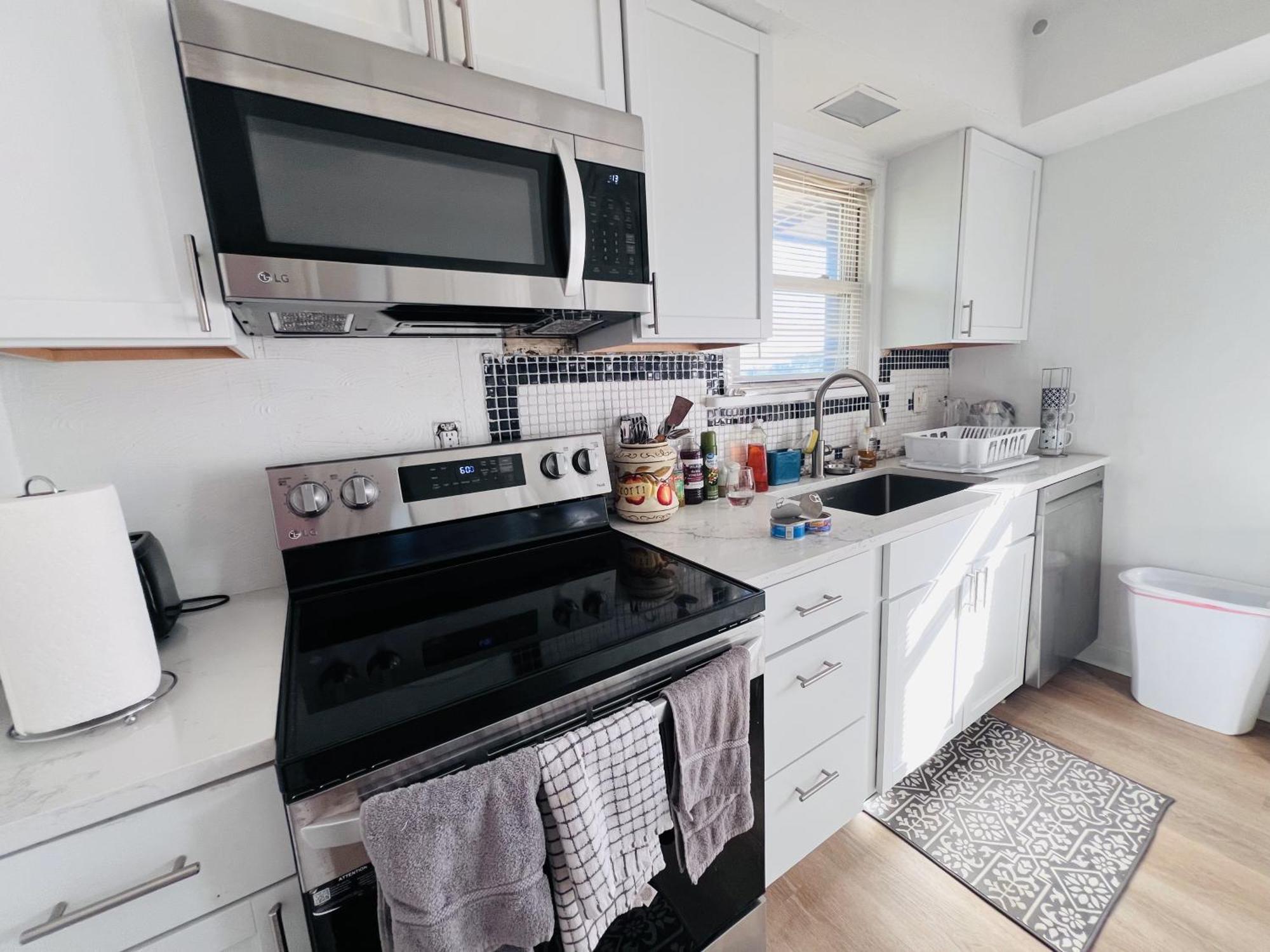 Apartment Charming 3 Bedroom In A Tudor-style