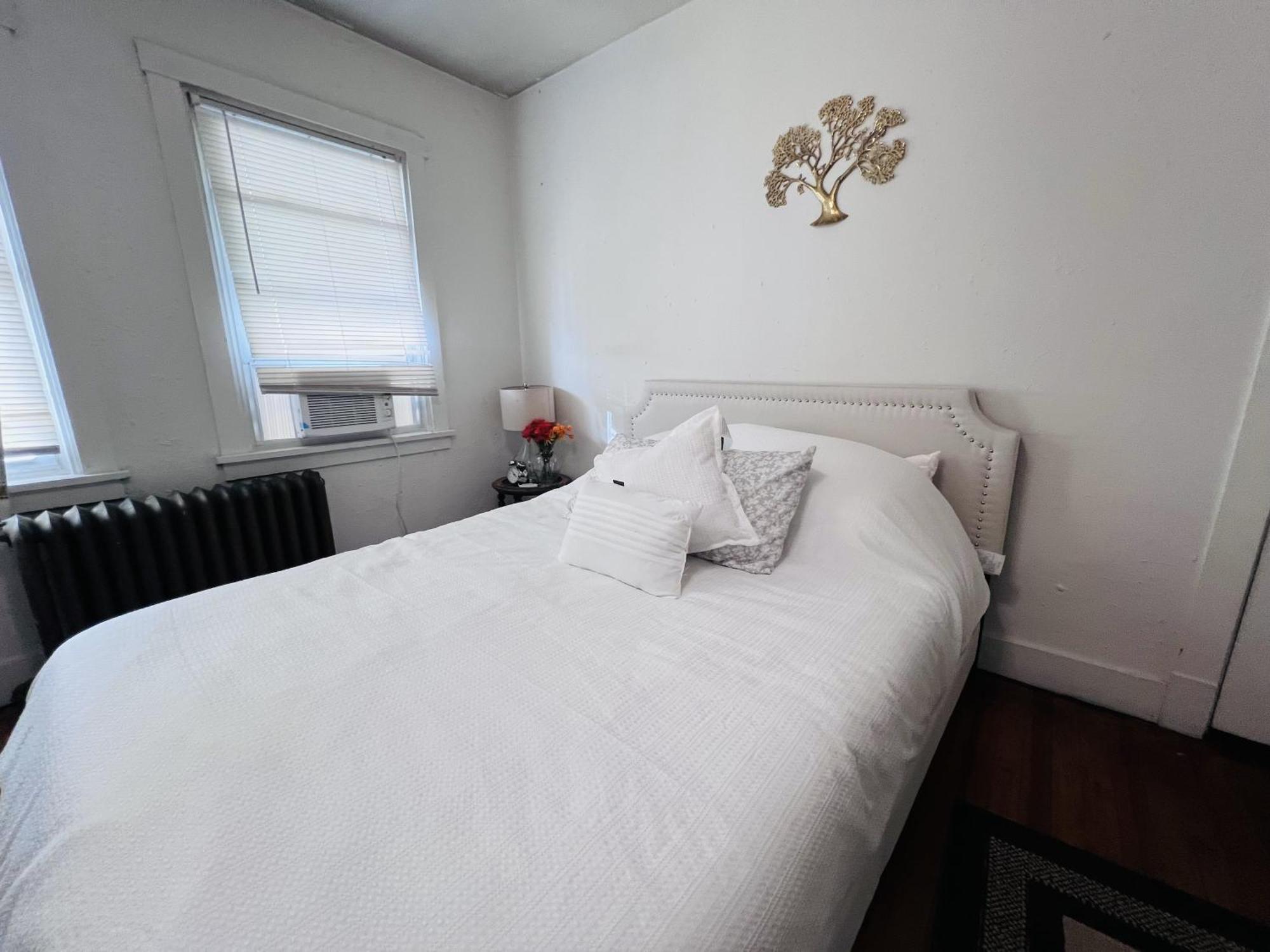 Apartment Charming 3 Bedroom In A Tudor-style *