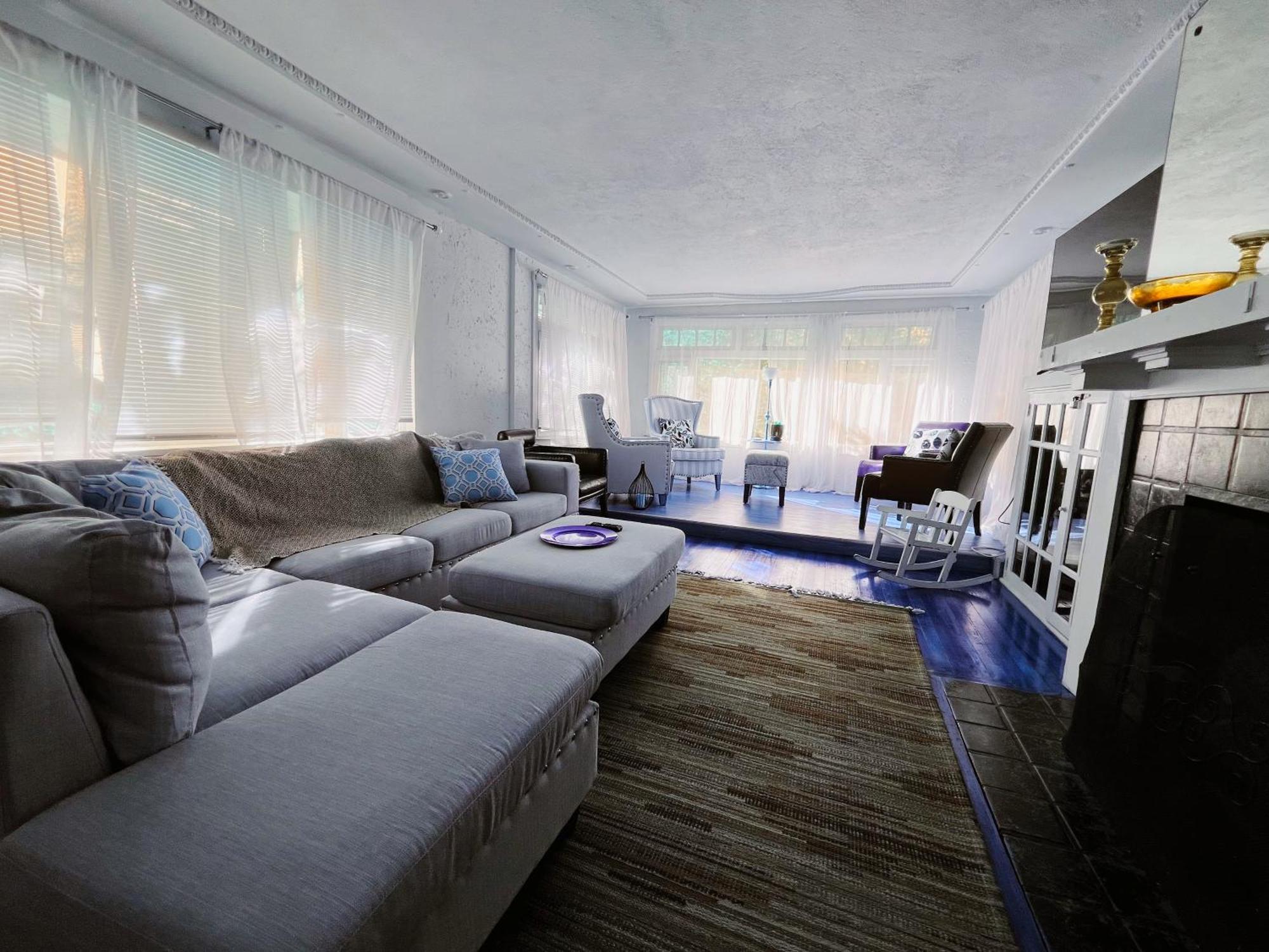 Apartment Charming 3 Bedroom In A Tudor-style *