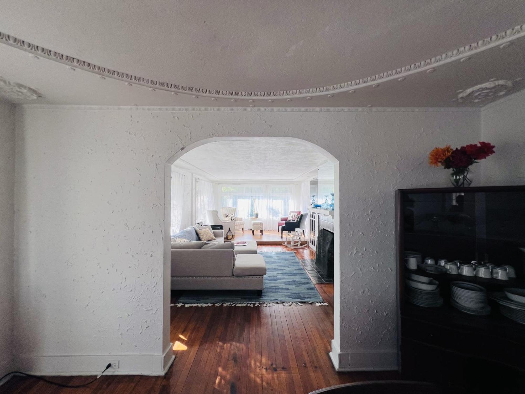 Charming 3 Bedroom In A Tudor-style Apartment *